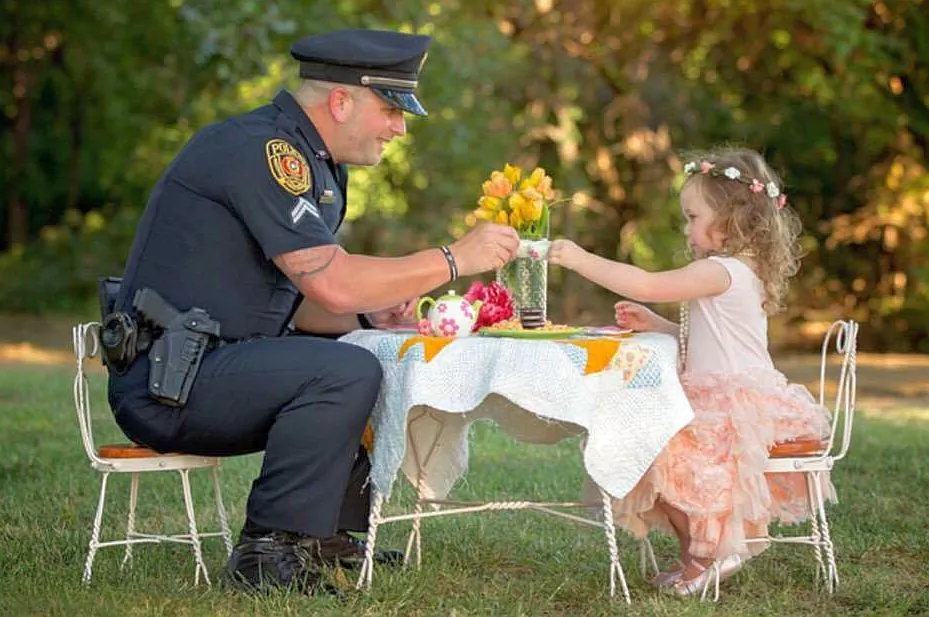 Officer Patrick Ray and the girl (City of Rowlett, Texas Government)
