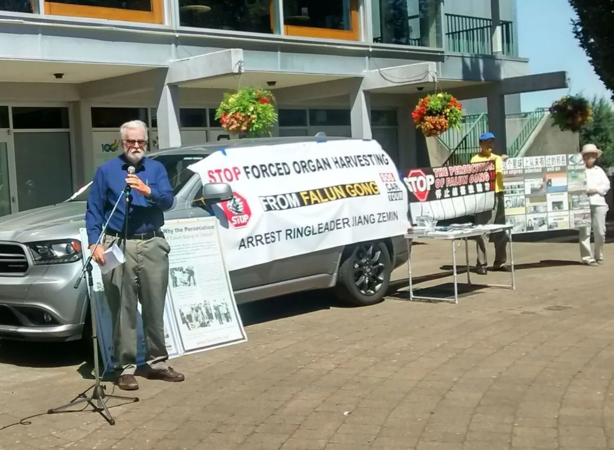 Local lawyer Clive Ansley speaks at a press conference about the forced harvesting of organs from non-consenting Falun Gong prisoners of conscience in China, in Courtenay, B.C., on July 28, 2016. Several teams of Canadian Falun Gong practitioners travelled across various provinces to call attention to a new report on the killing of imprisoned practitioners in China for their organs. (Epoch Times)