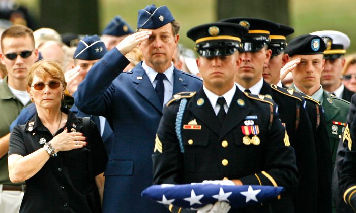 Marion W. Dooley (L) and U.S. Air Force Lt. Col. (Ret.) Peter C. Dooley (C) attend the funeral for their son, Army 1st Lt. Mark Harold Dooley, at Arlington National Cemetery, in Arlington, Va., on July 13, 2007. (Chip Somodevilla/Getty Images)