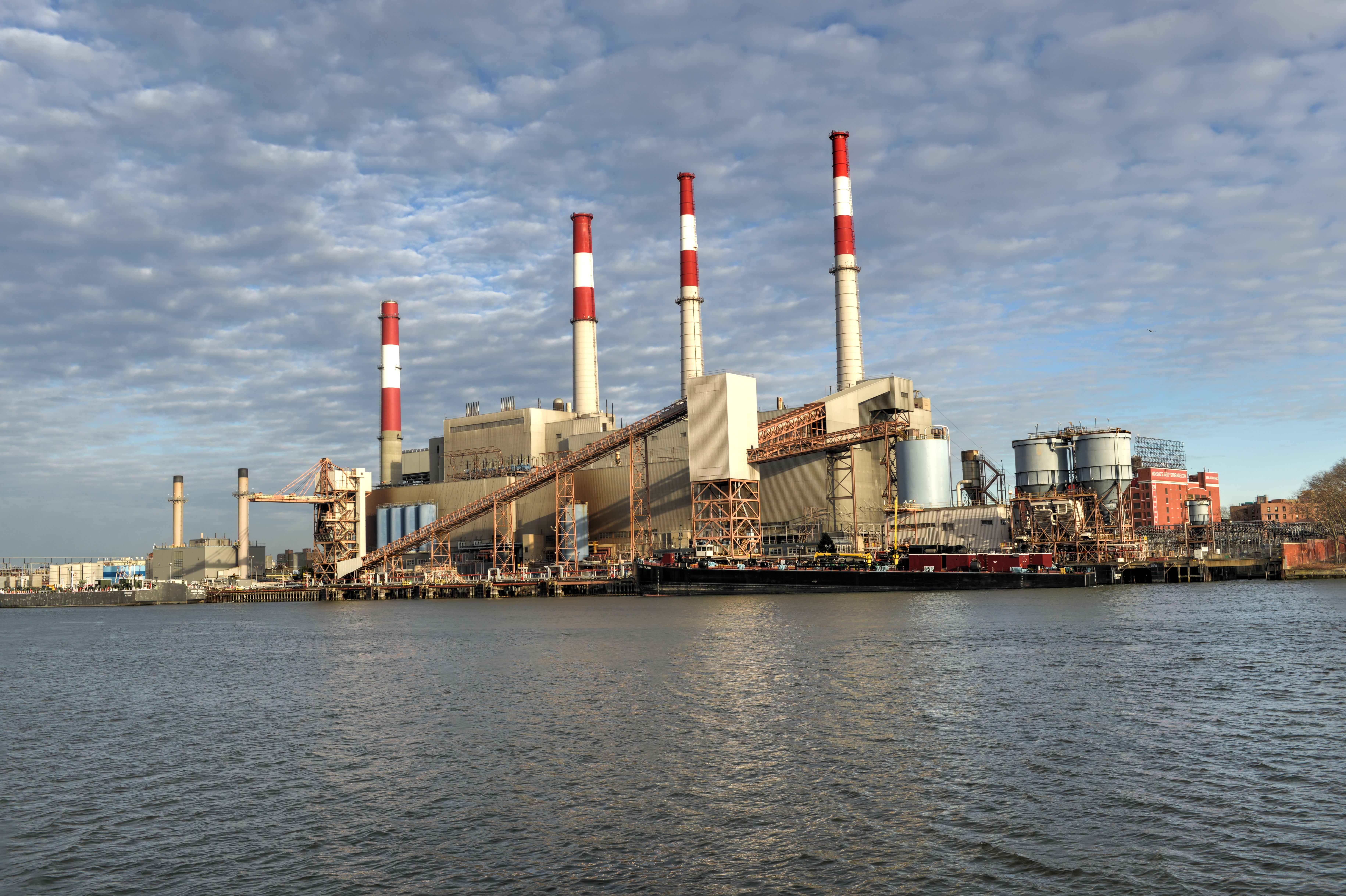 Ravenswood Generating Station in New York City. (Felix Lipov/Shutterstock)