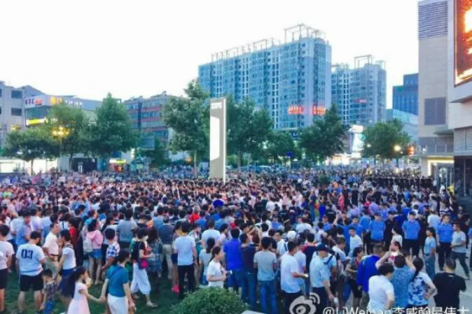 Thousands of residents in the city of Lianyungang on China's east coast protest the possibly construction of a nuclear waste project in their city on Aug. 8, 2016. (Weibo)