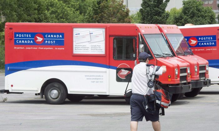 在一张未注明日期的照片中，加拿大邮政卡车停在蒙特利尔的一个分拣中心。  （加拿大媒体/Ryan Remiorz）