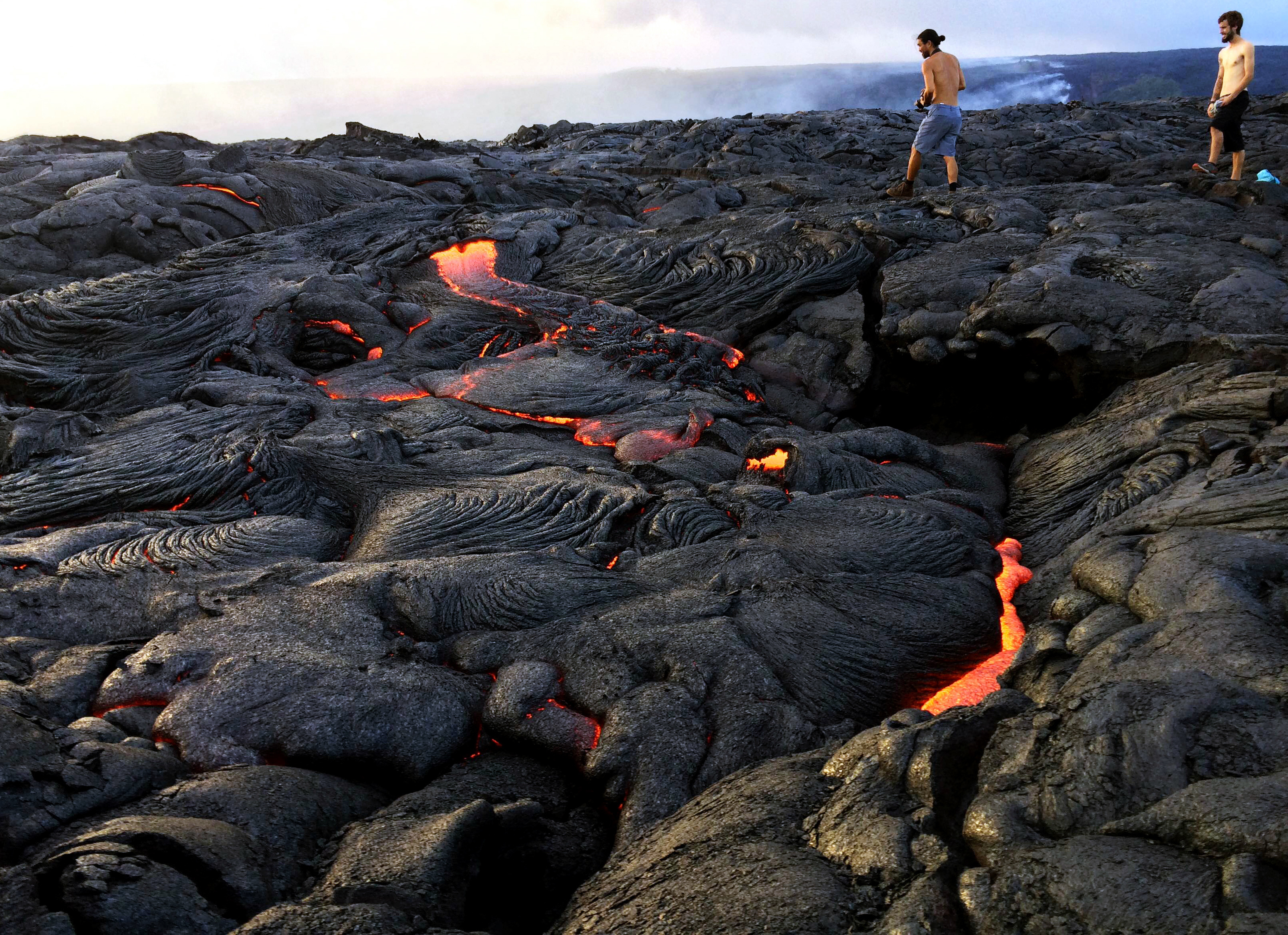 Спастись от лавы оби. Парк вулканов Гавайи. Килауэа, Гавайи. Вулканическая лава Гавайи. Вулкан в Западном Камокуна, Гавайи.