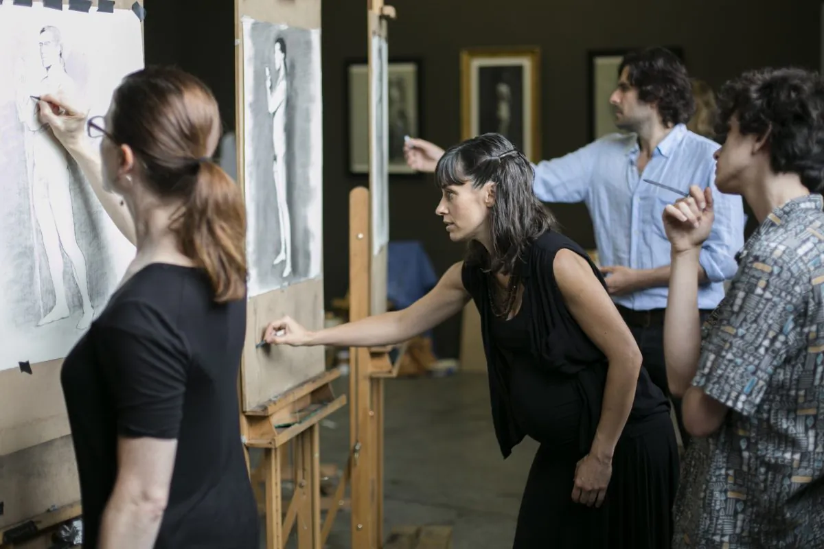 Academic Director, Jordan Sokol and principal instructor Amaya Gurpide teach at The Florence Academy of Art-U.S. Branch in Jersey City, New Jersey, on July 14, 2016. (Samira Bouaou/Epoch Times)