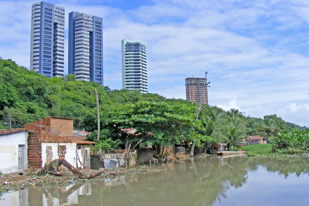 Flotsam mixes with the marginal São José community, overlooked by new-build apartment blocks in Brazil. (Fernando da Veiga Pessoa Flickr, CC BY)