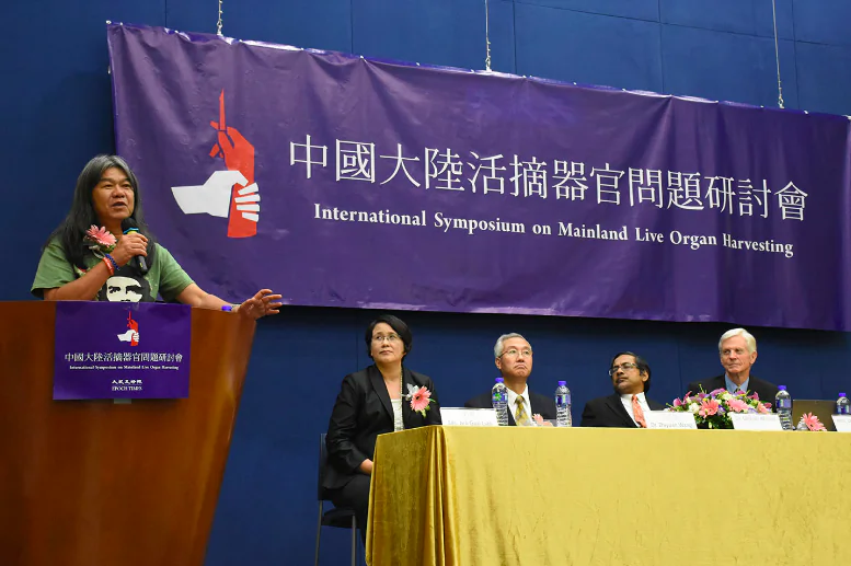 LegCo member Leung Kwok-hung, chief editor of the Chinese edition of Epoch Times Hong Kong Guo Jun, WOIPFG spokesperson Wang Zhiyuan, Malaysian nephrologist Dr. Ahmed Ghazali, and organ transplant abuse investigator David Kilgour. (Sun Mingguo/Epoch Times)
