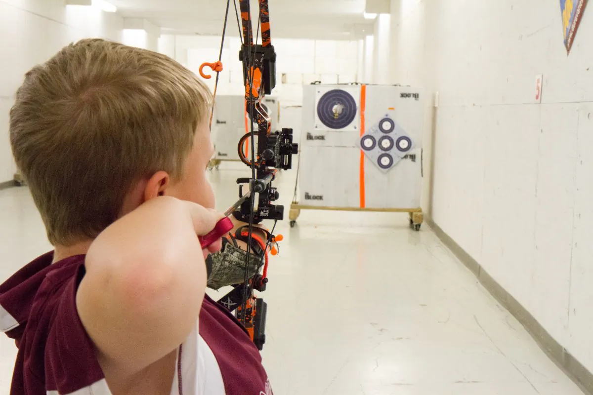 A boy shoots at a target from 10 yards away during archery practice at Gander Mountain in the Town of Wallkill in N.Y. on Aug. 19, 2016. (Holly Kellum/The Epoch Times)