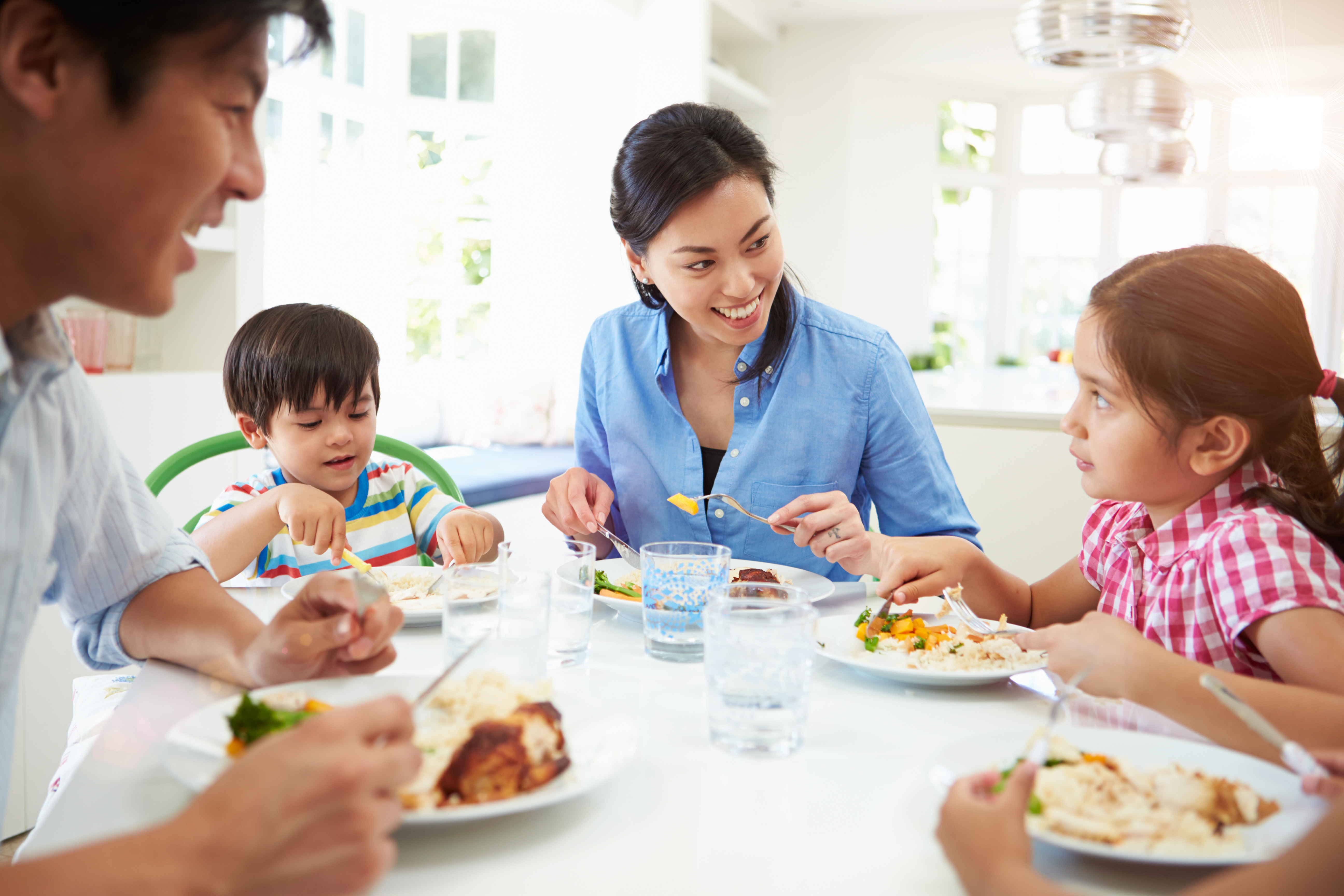 Eat meal. Семейный завтрак. Дети за столом. Завтрак с семьей. Семья за столом.