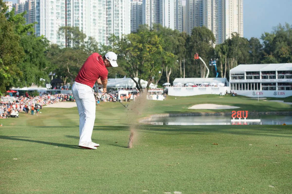 Justin Rose plays to the 18th Green on his way to winning the Hong Kong Golf Open 2015, on Oct 25, 2015. (Bill Cox/Epoch Times)