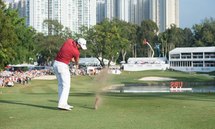 Justin Rose plays to the 18th Green on his way to winning the Hong Kong Golf Open 2015, on Oct 25, 2015. (Bill Cox/Epoch Times)