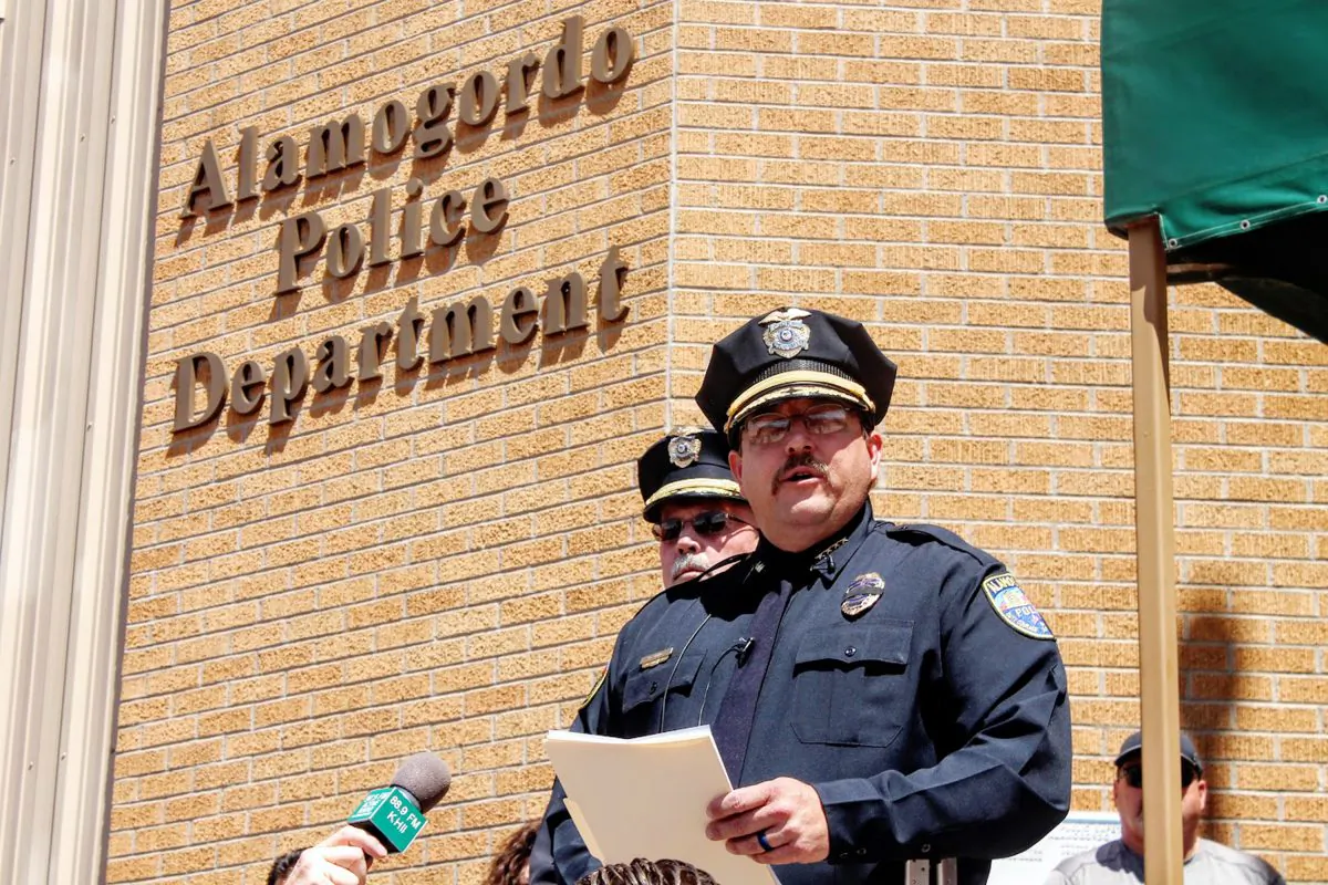 Alamogordo, N.M., Police Chief Daron Syling speaks at a press conference outside police headquarters on Sept. 2, 2016. (Jacqueline Devine/Alamogordo Daily News via AP)