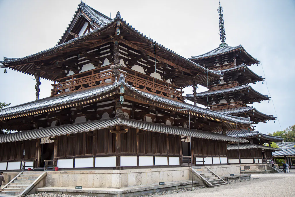 (L–R) The Horyu-ji Temple and Horyu-ji Pagoda. (Public domain)