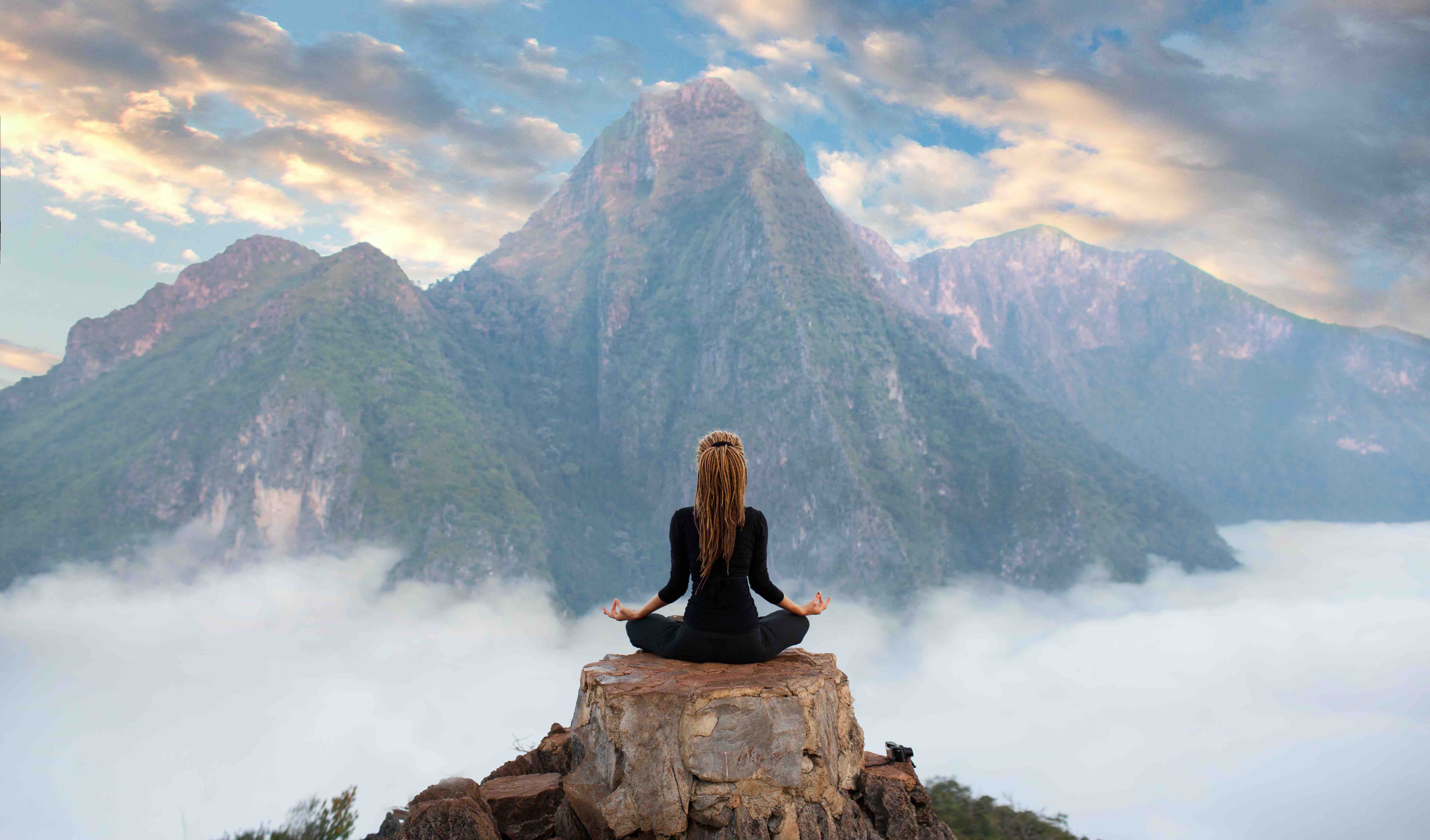 Йог в горах. Медитация в горах. Вершина горы. Йога в горах. Йога на вершине горы.