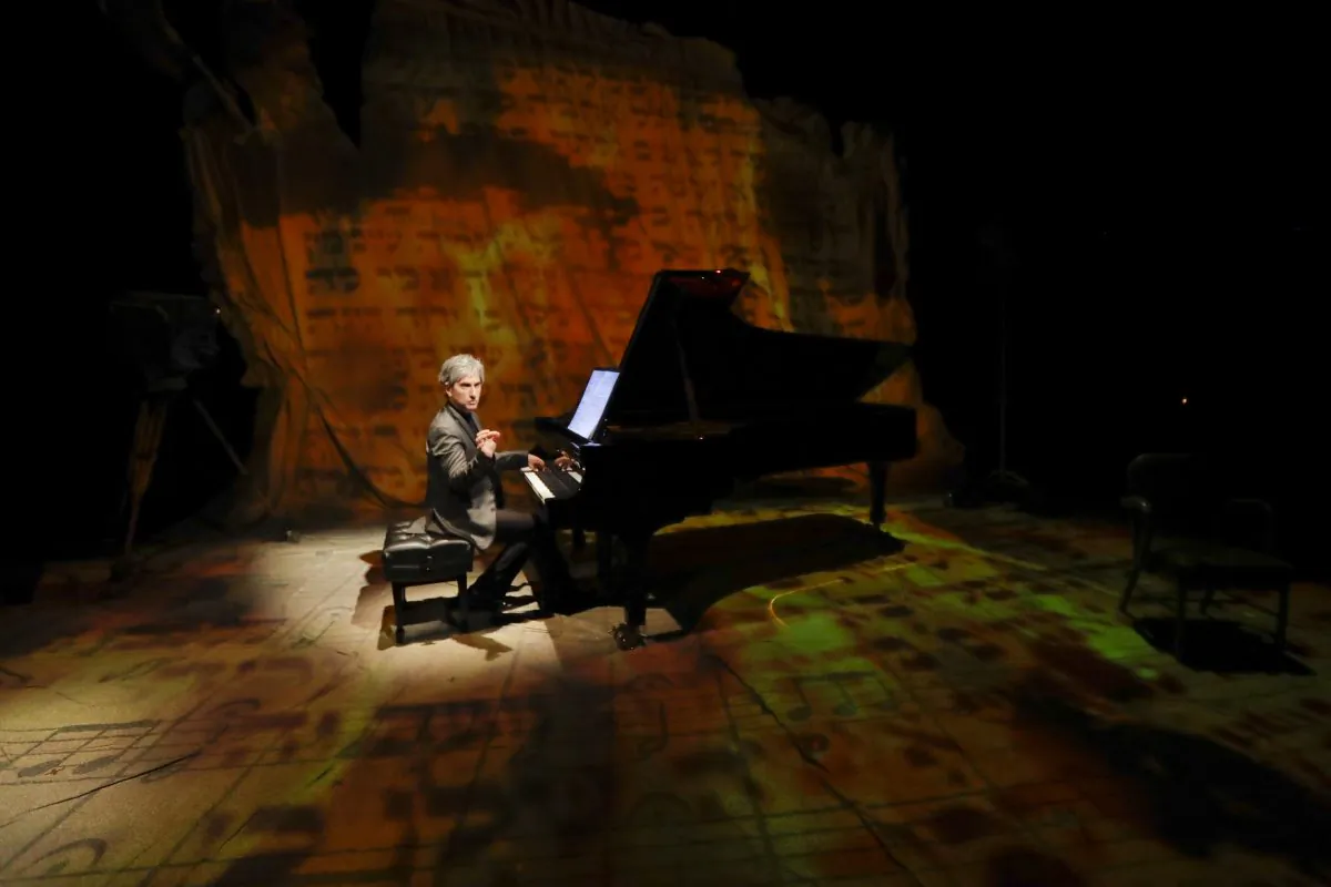 Hersey Felder as Leonard Bernstein, in “Maestro.” (Courtesy of  Hersey Felder Presents)