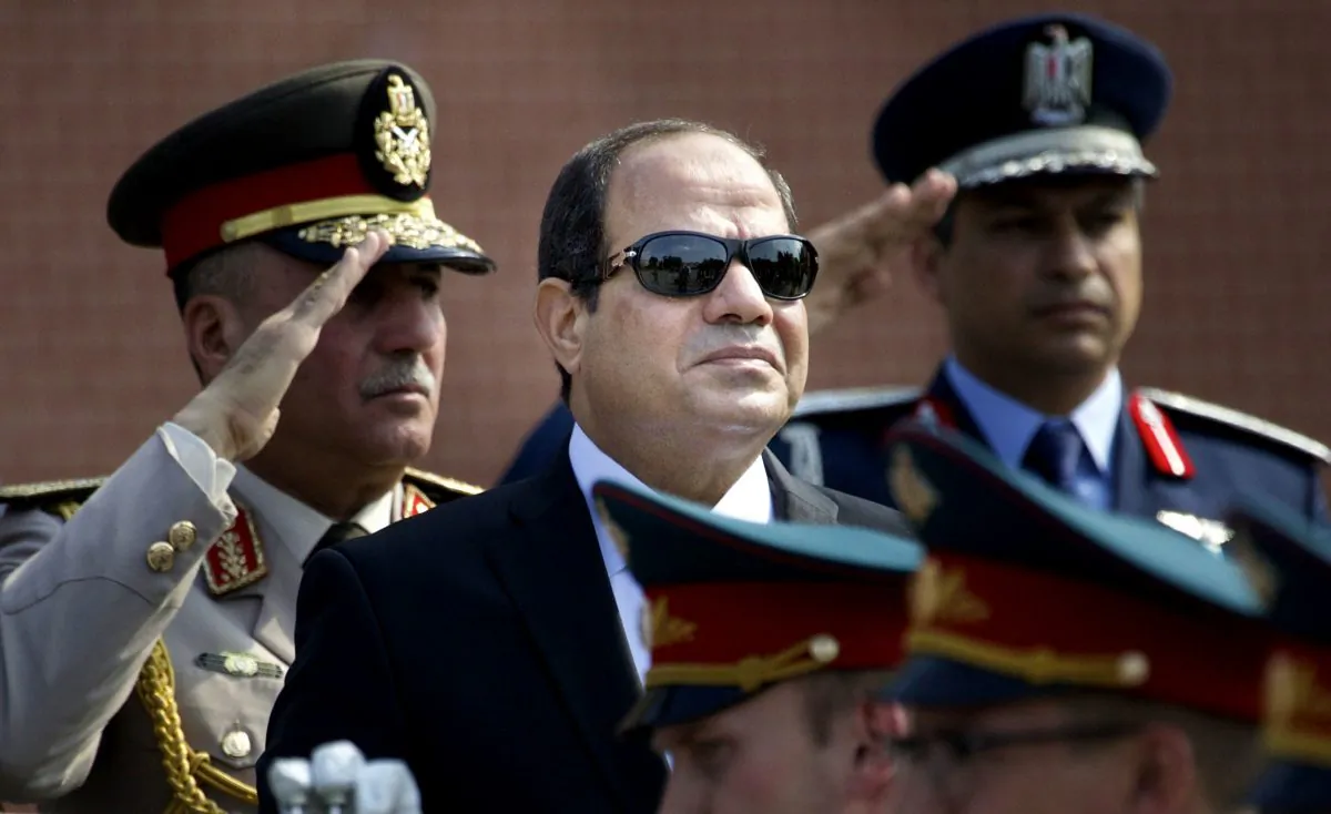 Egyptian President Abdel-Fattah el-Sissi (C) reviews honor guards, as he takes part in a wreath laying ceremony at the Tomb of Unknown Soldier outside of Kremlin wall in Moscow, Russia, on Aug. 26, 2015. (AP Photo/Ivan Sekretarev)