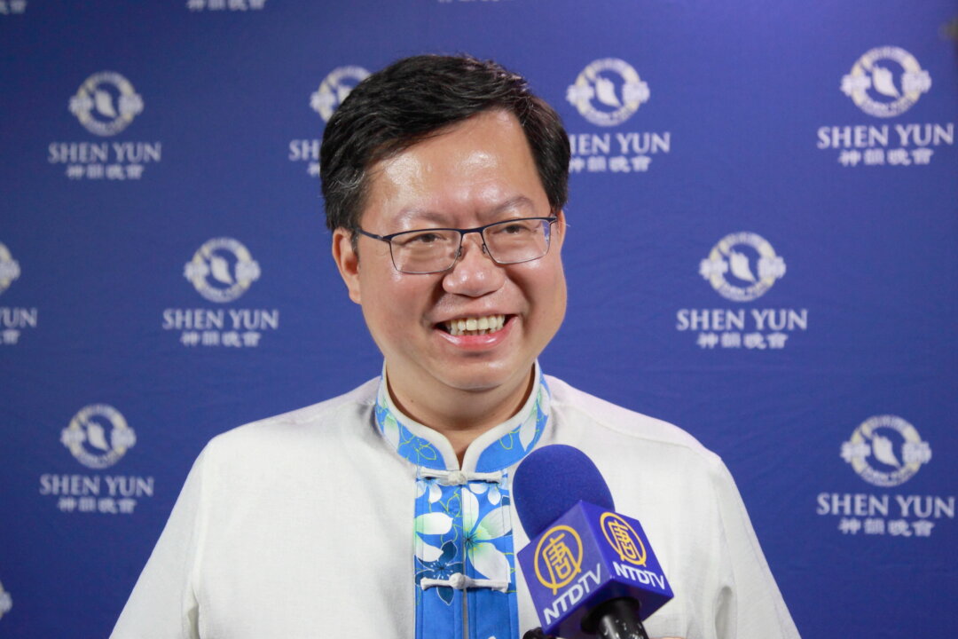 Cheng Wen-tsan, the mayor of Taoyuan City, attends Shen Yun Symphony Orchestra’s debut in Taiwan at Zhongli Arts Hall on Sept. 17, 2016. (Li Xian-zhen/Epoch Times)