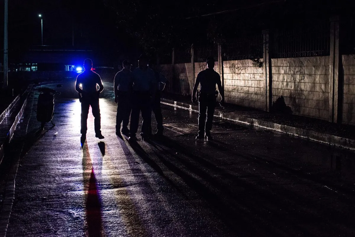 Police cordon off a crime scene during an alleged shootout which killed 2 drug suspects in Manila, Philippines, on Aug. 10, 2016. (Dondi Tawatao/Getty Images)