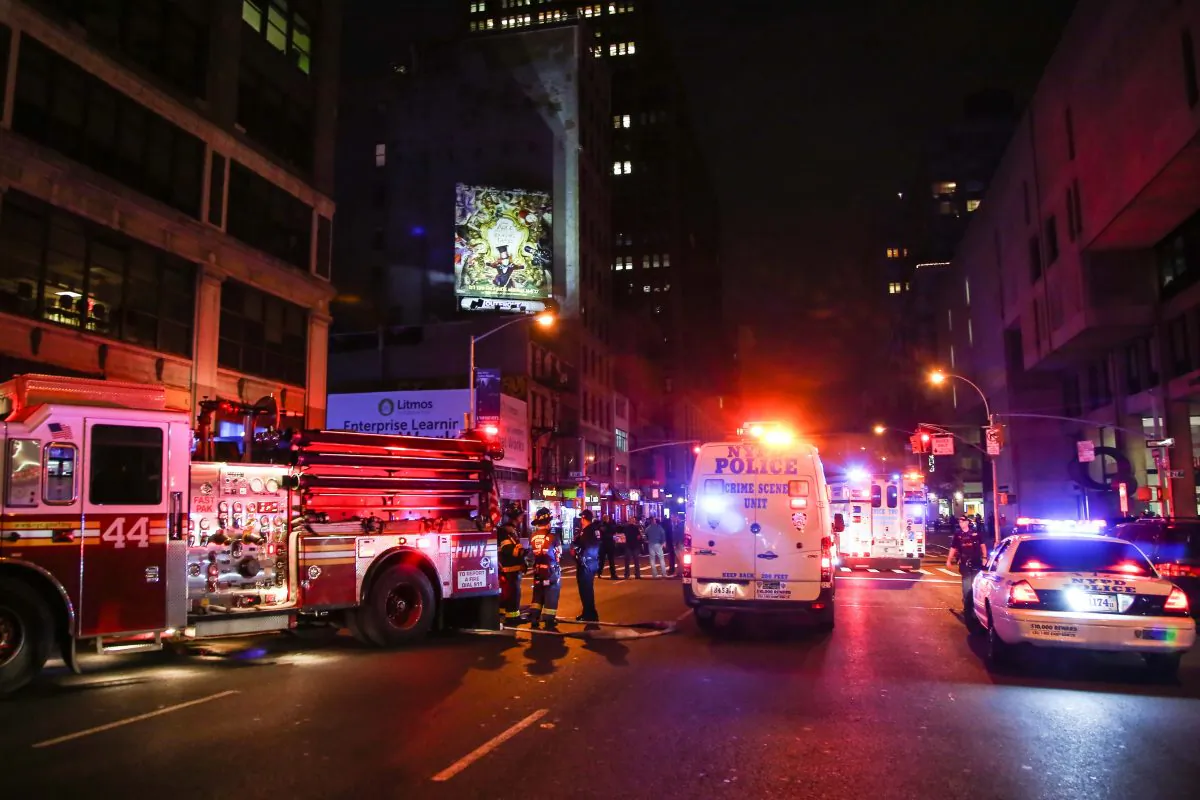 The New York Police Department and the fire department investigate a potential bomb threat on 27th Street in the Chelsea neighborhood of Manhattan on Sept. 19, 2016. (Benjamin Chasteen/Epoch Times)