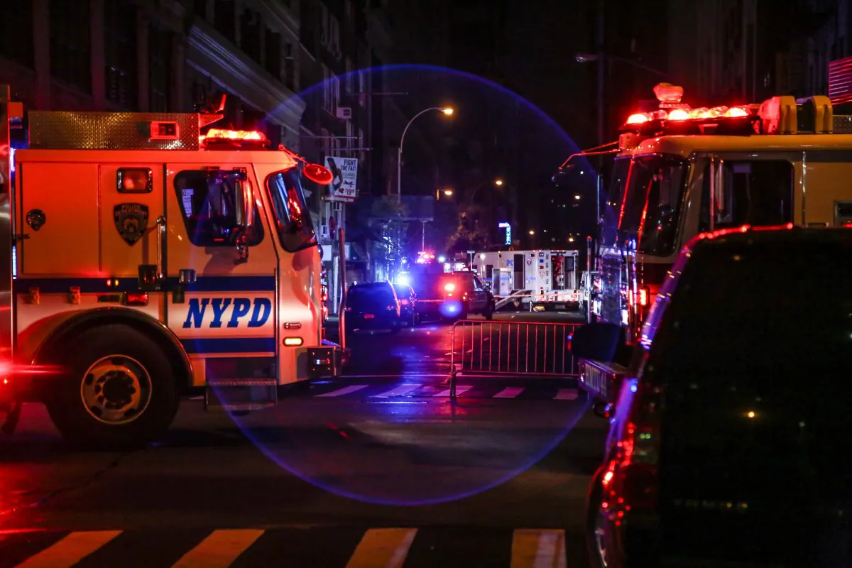 The New York Police Department and the fire department investigate a potential bomb threat on 27th Street in the Chelsea neighborhood of Manhattan on Sept. 19, 2016. (Benjamin Chasteen/Epoch Times)