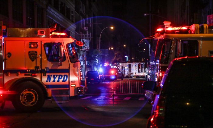 The New York Police Department and the fire department investigate a potential bomb threat on 27th Street in the Chelsea neighborhood of Manhattan on Sept. 19, 2016. (Benjamin Chasteen/Epoch Times)
