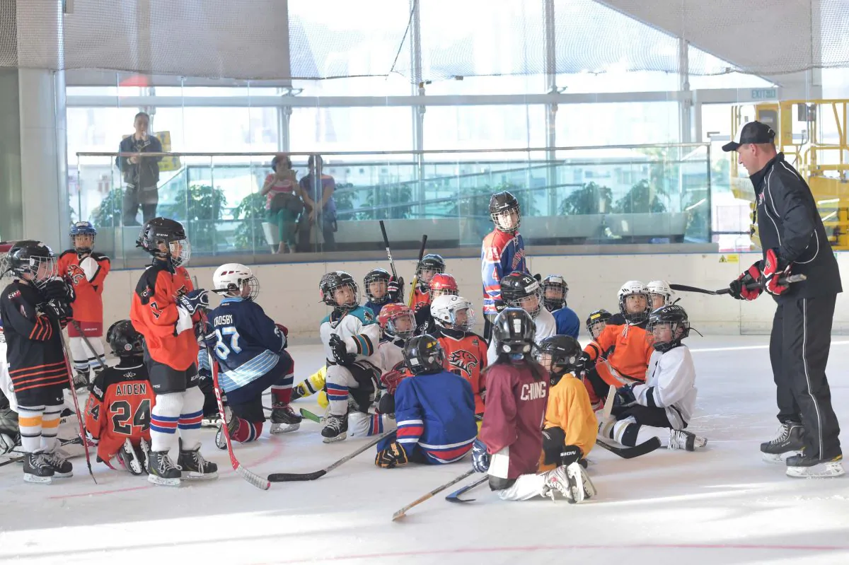Brad Smyth, former NHL player, owner and head instructor for NHL Alumni Camps & Clinics, talks with Junior Tigers at their Pre-Season Training Camp, at Elements, Hong Kong on Sunday Sept 18, 2016. (Bill Cox/Epoch Times)