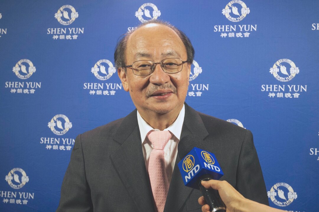 Ker Chien-ming, a Taiwanese legislator, suggests that other elected officials go see Shen Yun Symphony Orchestra themselves, after seeing the concert, in Hsinchu, on Sept. 19, 2016.  (NTD Television)