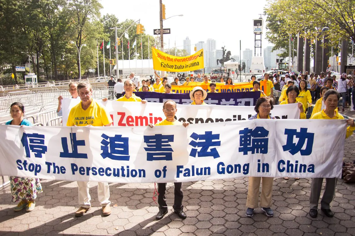 Falun Gong adherents demonstrate outside of the United Nations Plaza in Manhattan on Sept. 20, 2016. (Larry Dai/Epoch Times)
