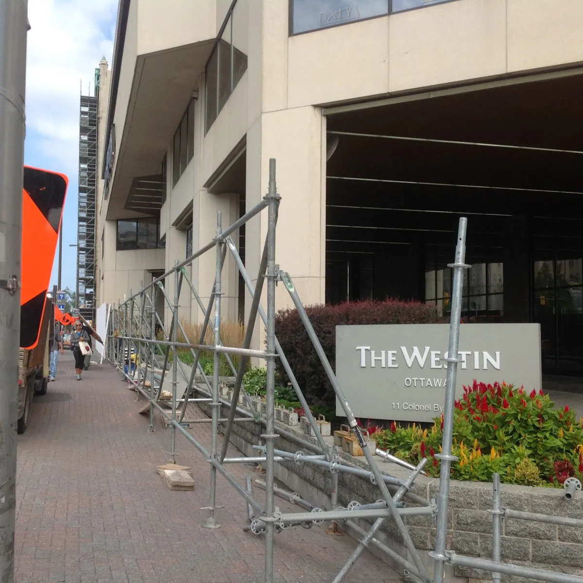 A construction crew sets up barriers at the entrance of the Westin Hotel in Ottawa ahead of Chinese Premier Li Keqiang’s visit to Canada on Sept. 19, 2016. 
(Epoch Times)
