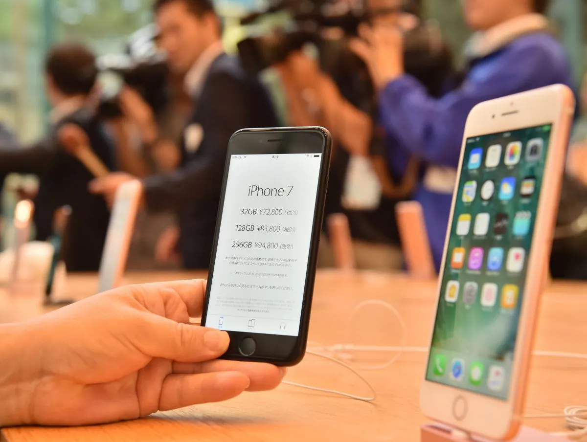Apple's new iPhone 7 (L) and 7 Plus (R) are displayed at the company's flagship store in Tokyo on Sept. 16, 2016. Russian hackers are currently launching cyberattacks against major companies including Amazon, Ebay, and Apple. (Kazuhiro Nogi/AFP/Getty Images)