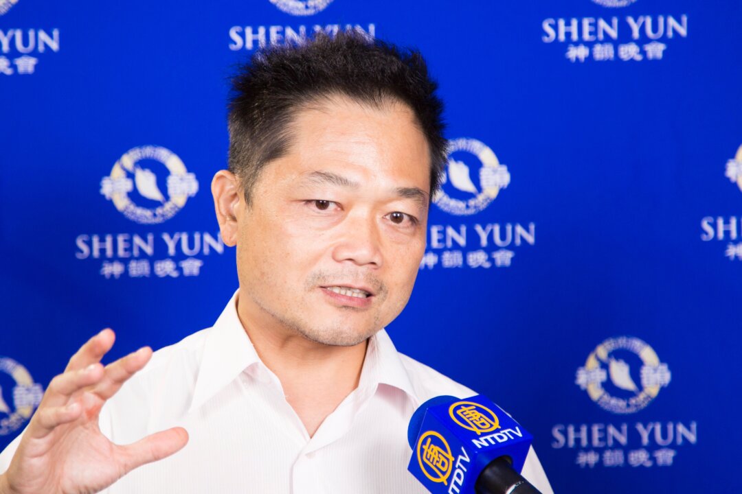 Li Jin-ren, a junior high school principal, attends the Shen Yun Symphony Orchestra concert with more than 40 of his students, in Changhua, Taiwan on Sept. 20, 2016. (Chen Ting/Epoch Times)