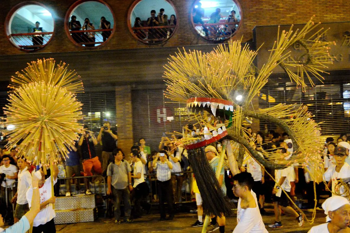 A fire dragon dance in Tai Hang. Fire dragon dances are held to celebrate the Mid-Autumn Festival in the areas of Tai Hang and Pok Fu Lam. (Song Biglong, Epoch Times)