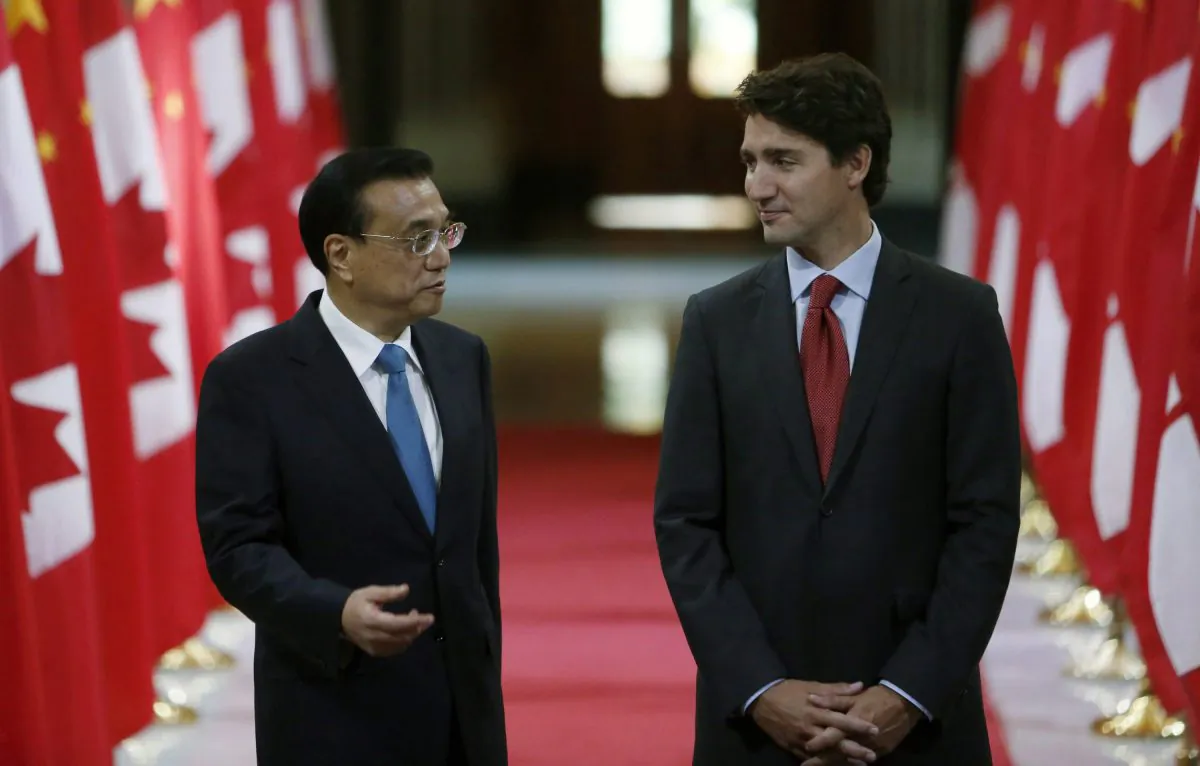 Chinese Premier Li Keqiang and Canadian Prime Minister Justin Trudeau (left to right) stand in the Hall of Honour as they take part in a signing ceremony on Parliament Hill in Ottawa on Thursday, September 22, 2016. (The Canadian Press/Fred Chartrand)