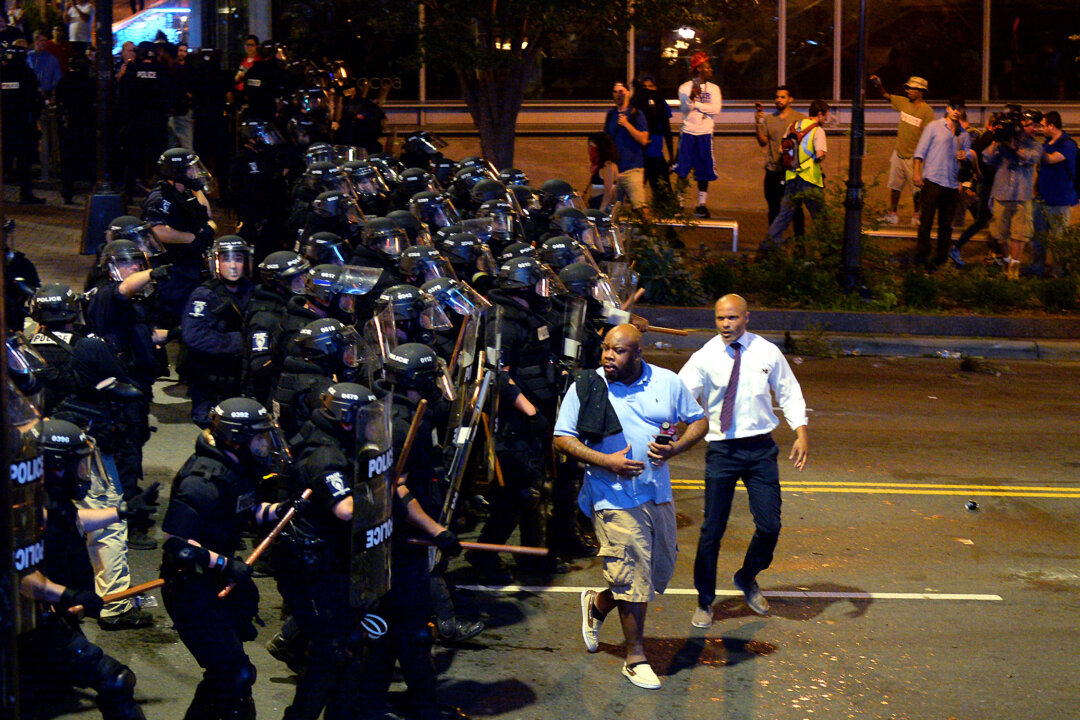 Video: CNN Reporter Knocked Down Amid Charlotte Riots | The Epoch Times