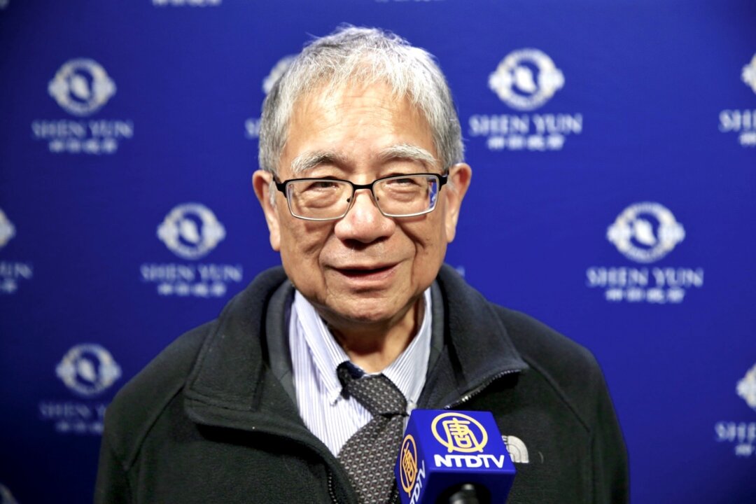 Dr. Sunney Chan, former vice president of Academia Sinica, the national academy of Taiwan, praises Shen Yun Symphony Orchestra’s performance at Keelung Cultural Center Performance Hall in northern Taiwan on Sept. 21, 2016. (Bai Chuan/ Epoch Times)