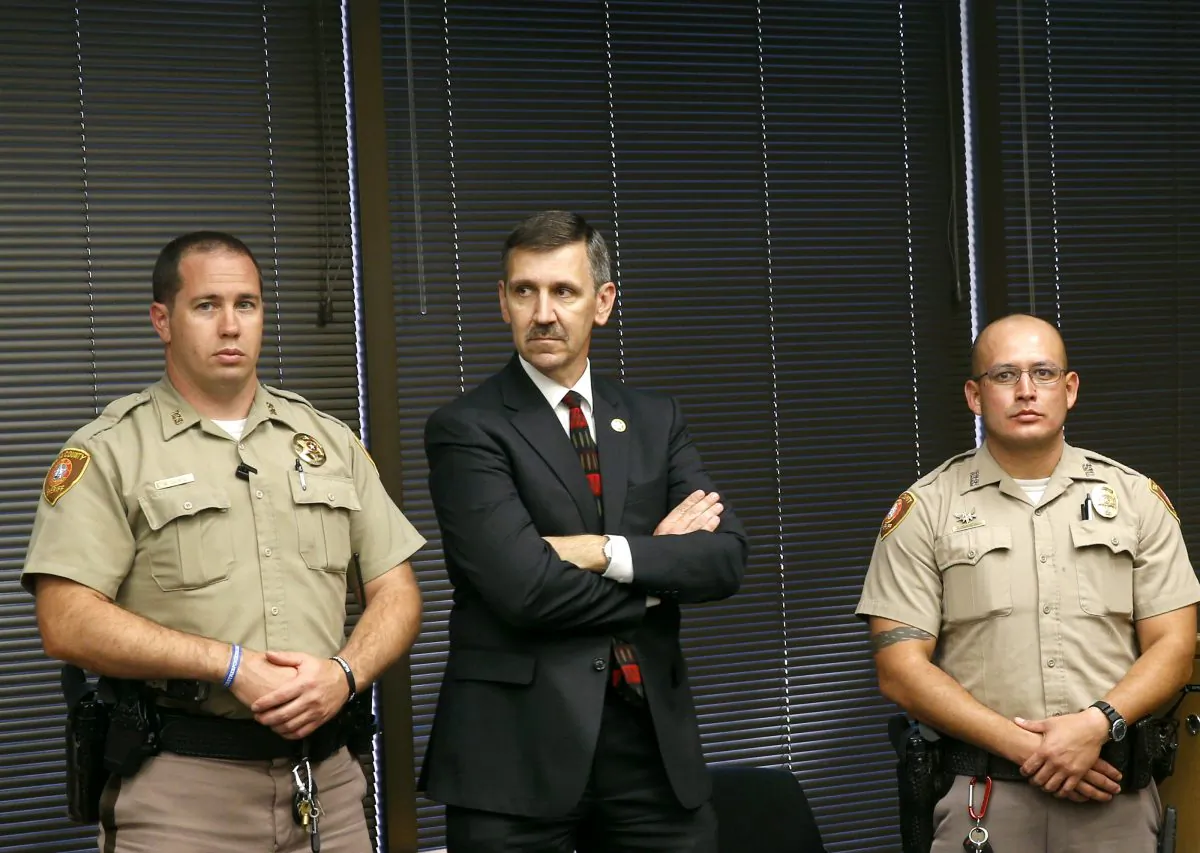 Tulsa District Attorney Steve Kunzweiler (C) stands with Tulsa Sheriff's deputies before a news conference in Tulsa, Okla., on Sept. 22, 2016. (Ian Maule/Tulsa World via AP)