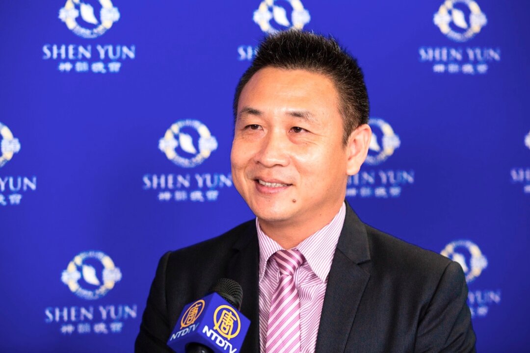 Mr. Wu Jing-yuan, a vocalist of the Wu Jinhui Traditional Folk Song Studio, is fascinated by Shen Yun Symphony Orchestra’s performance in Tainan, Taiwan, on Sept. 24, 2016. (Chen Ting/Epoch Times)