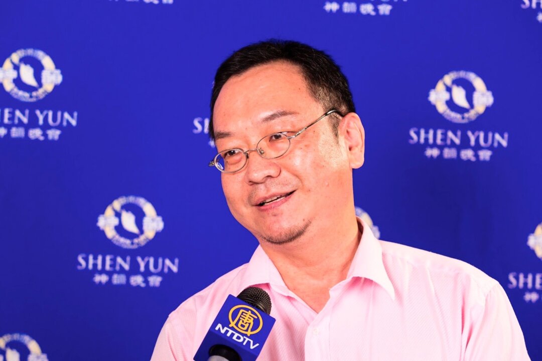Mr. Zhang Mei-de, a violin teacher and the owner of a local music instrument shop, attends Shen Yun Orchestra's concert at Cheng-Kung Auditorium, in southern Taiwan, on Sept. 24, 2016. (Chen Ting/Epoch Times)