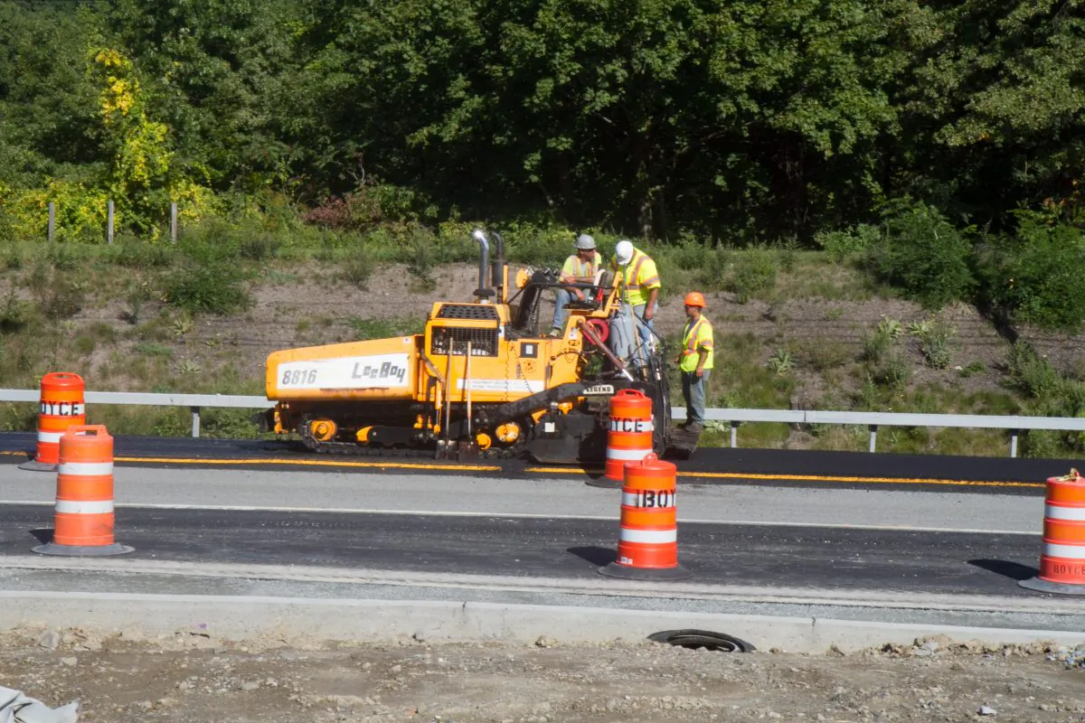 Construction workers on Route 17M in Monroe on Sept. 27, 2016. Unemployment in the county is lower than it was before the 2008 recession, as well as the current state unemployment rate. (Holly Kellum/Epoch Times)