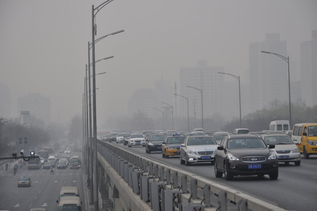 Cars driving in the smog on March 17, 2016 in Beijing, China.  (VCG/VCG via Getty Images)