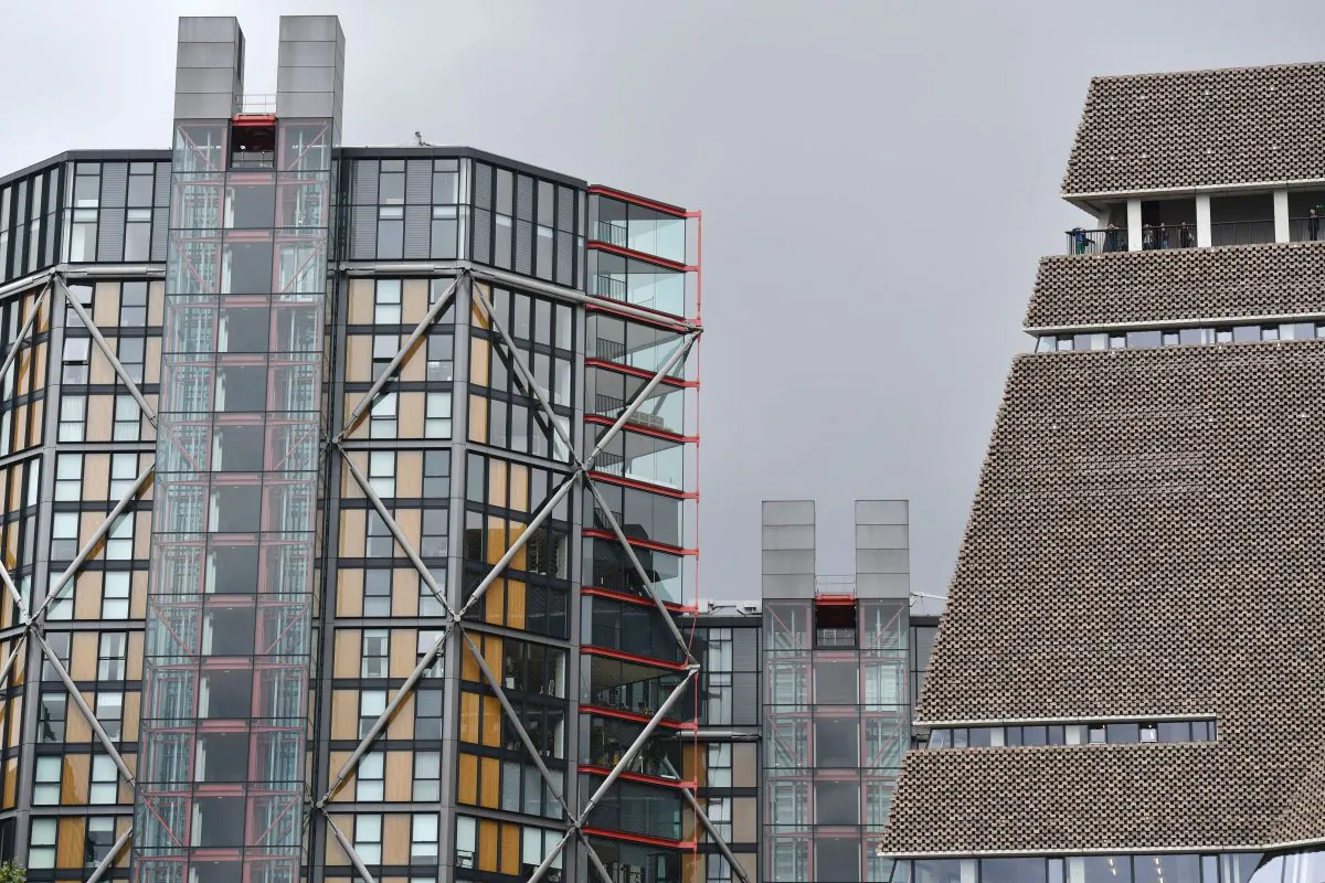 The viewing gallery at Tate Modern (R) has attracted visitors who want to sneak a peak at the glass-walled luxury flats just 20 metres away (L). The museum’s extension opened in June. (BEN STANSALL/AFP/Getty Images)
