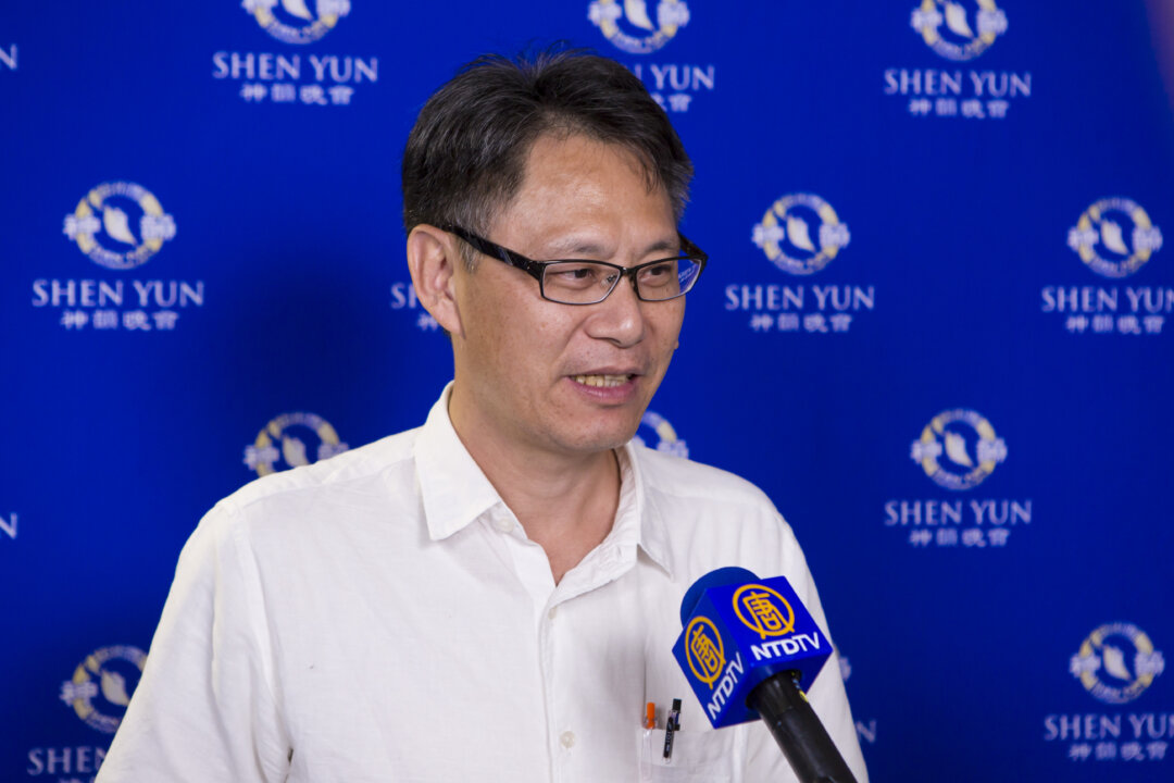 Liu Suan-yung, director of National Taiwan Symphony Orchestra, comes to see Shen Yun Symphony Orchestra with friends at Taichung Chung Hsing Hall on Sept. 29, 2016. (Chen Ting/ Epoch Times)