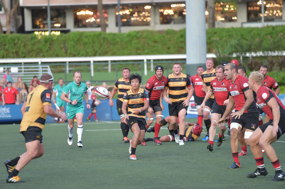 Tigers’ Cado Lee offloads as Valley forwards look hungry in attack in the latter stages of their Premiership match at Happy Valley on Saturday Oct 1, 2016. (Bill Cox/Epoch Times)
