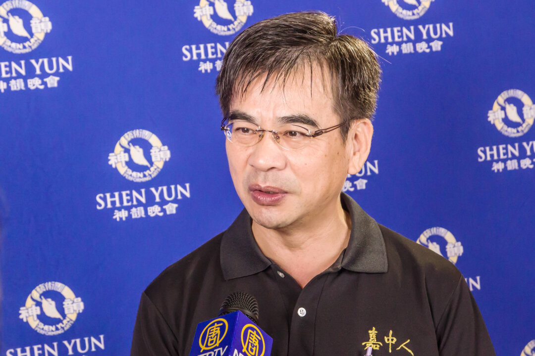 Hou Jia-jeng, a professor at the Department of Business Administration at National Chiayi University, is back for another experience of Shen Yun at Chiayi City Cultural Center Music Hall, on Sept. 30, 2016. (Wang Chia-i/Epoch Times)