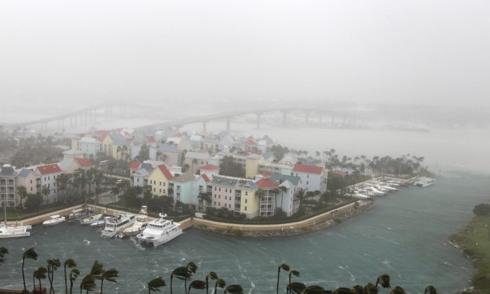 Hurricane Matthew moves through Paradise Island in Nassau, Bahamas, on Oct. 6, 2016. (Tim Aylen/AP Photo)