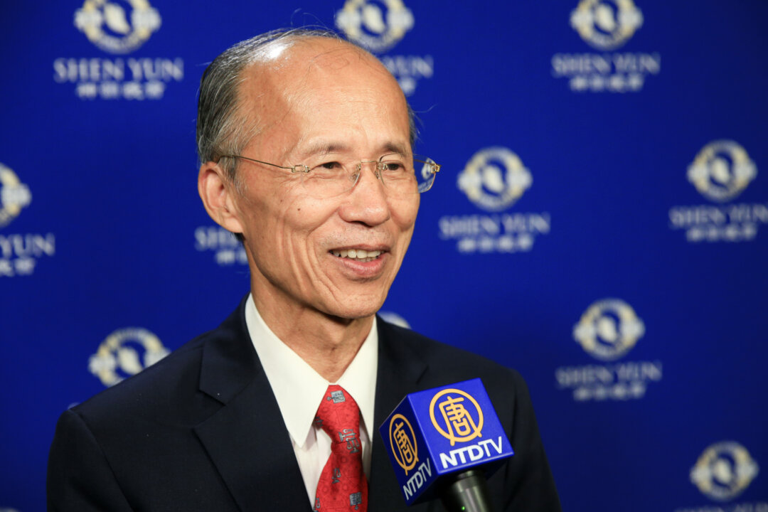 Michael Lu, former Taiwanese representative to France, is among the audience at the final concert by Shen Yun Symphony Orchestra in Taiwan on Oct. 3, 2016. (Pai Chuan/Epoch Times)