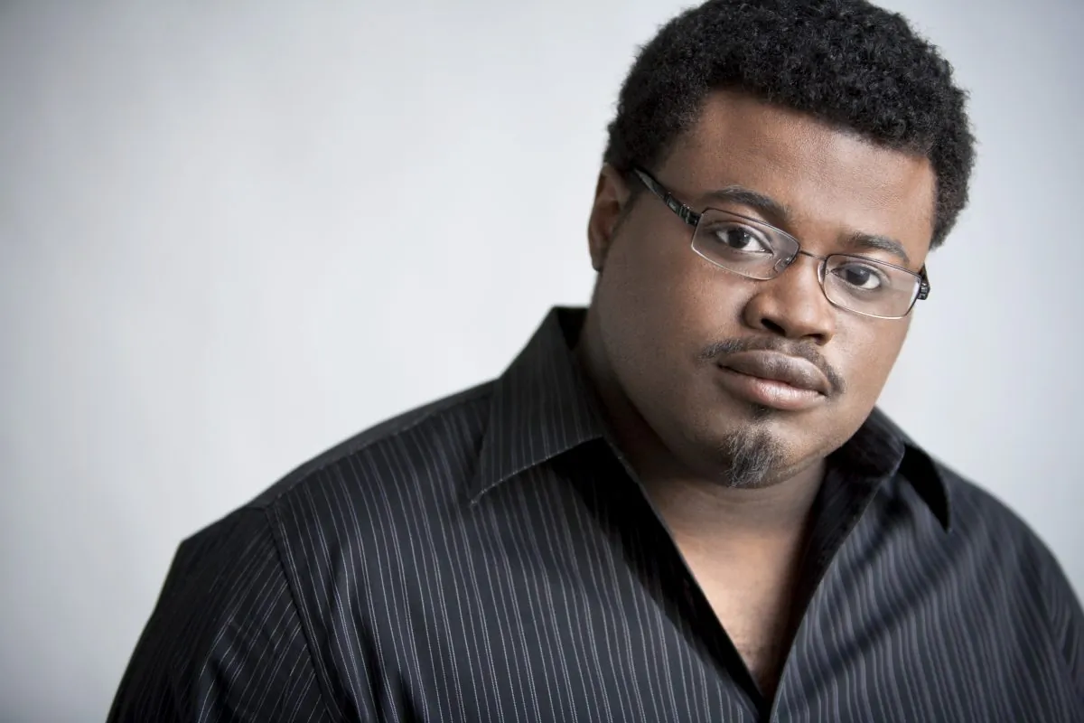 Tenor Russell Thomas (Dario Acosta) 