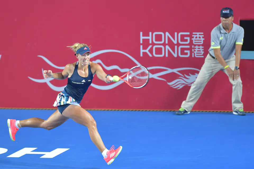 World No 1 Angelique Kerber of Germany plays a running forehand during her 2nd round match against Louisa Chirico (USA) at the Hong Kong Open, on Wednesday Oct 12, 2016. The match was poised at 1 set each with Kerber leading 2-1 in the 3rd set, when rain finally stopped play for the day. (Bill Cox/Epoch Times)