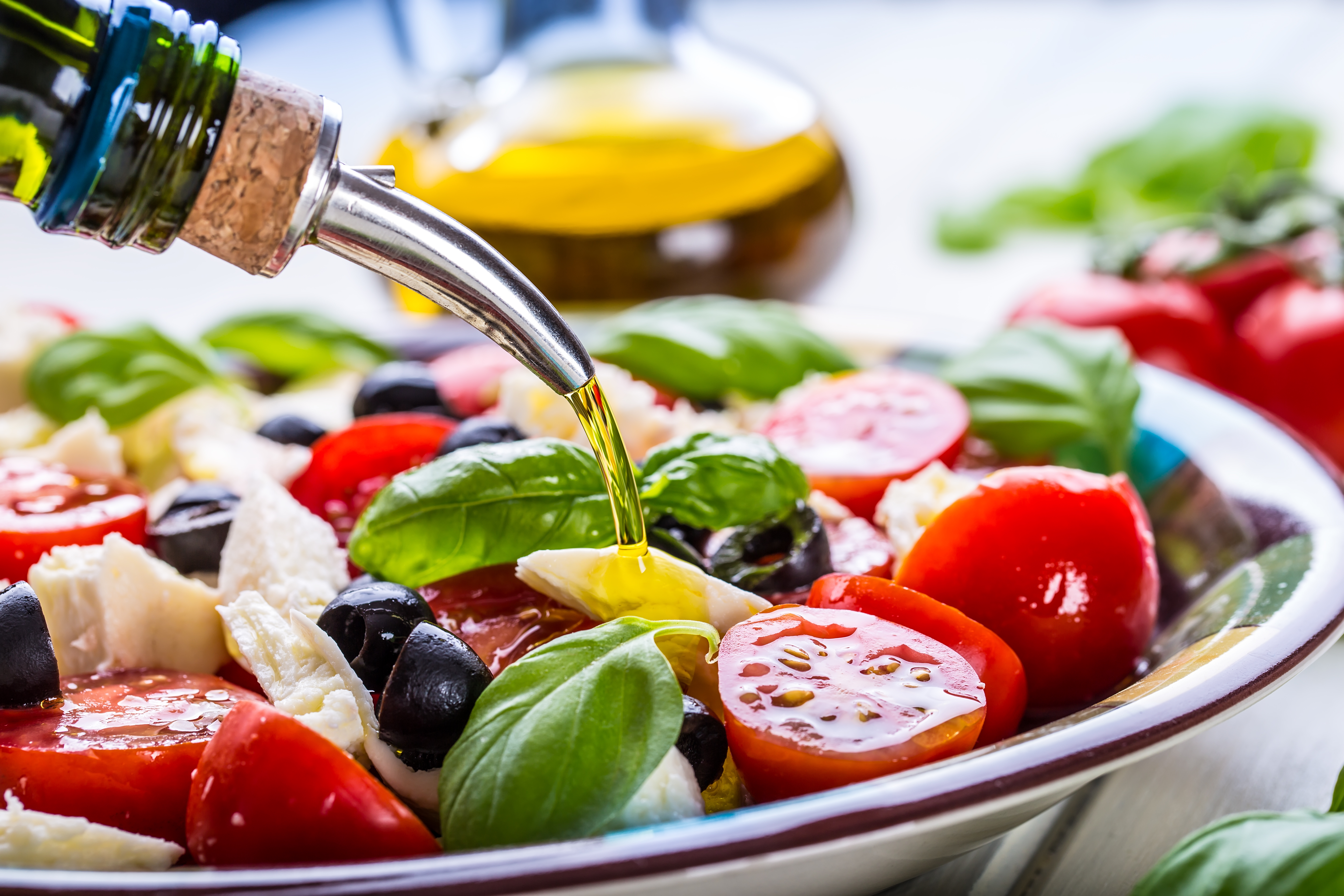 Еда уф. Средиземноморская кухня. Оливковое масло для салатов. Овощной салат с оливковым маслом. Греческий салат.