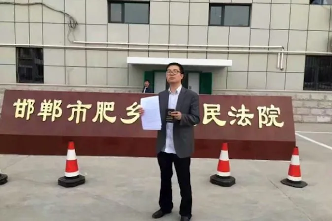 Lawyer Dong Qianyong outside Feixiang District Court in Handan Prefecture on Oct. 11, 2016. (Courtesy of Dong Qianyong)