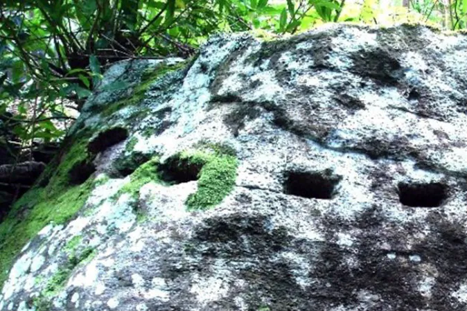 Mysterious marks found in rocks in the Azores archipelago, Portugal. (Courtesy of Antoneita Costa)